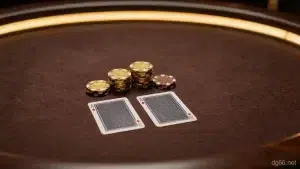 真人龍虎鬥牌桌上兩張蓋著的牌與金色籌碼